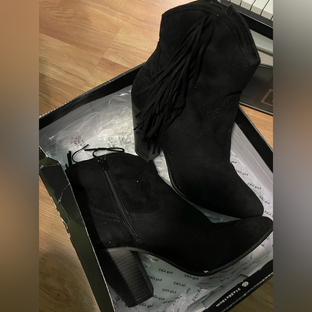 Heeled booties with fringe